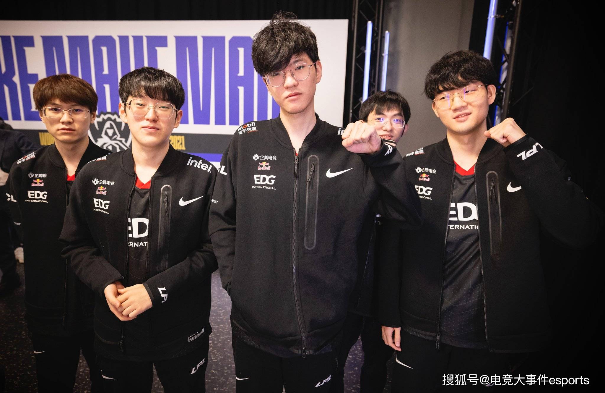 开云官网-CLG险胜EDG，Canyon打出惊人五杀鏖战多局半决赛，点燃全场激情