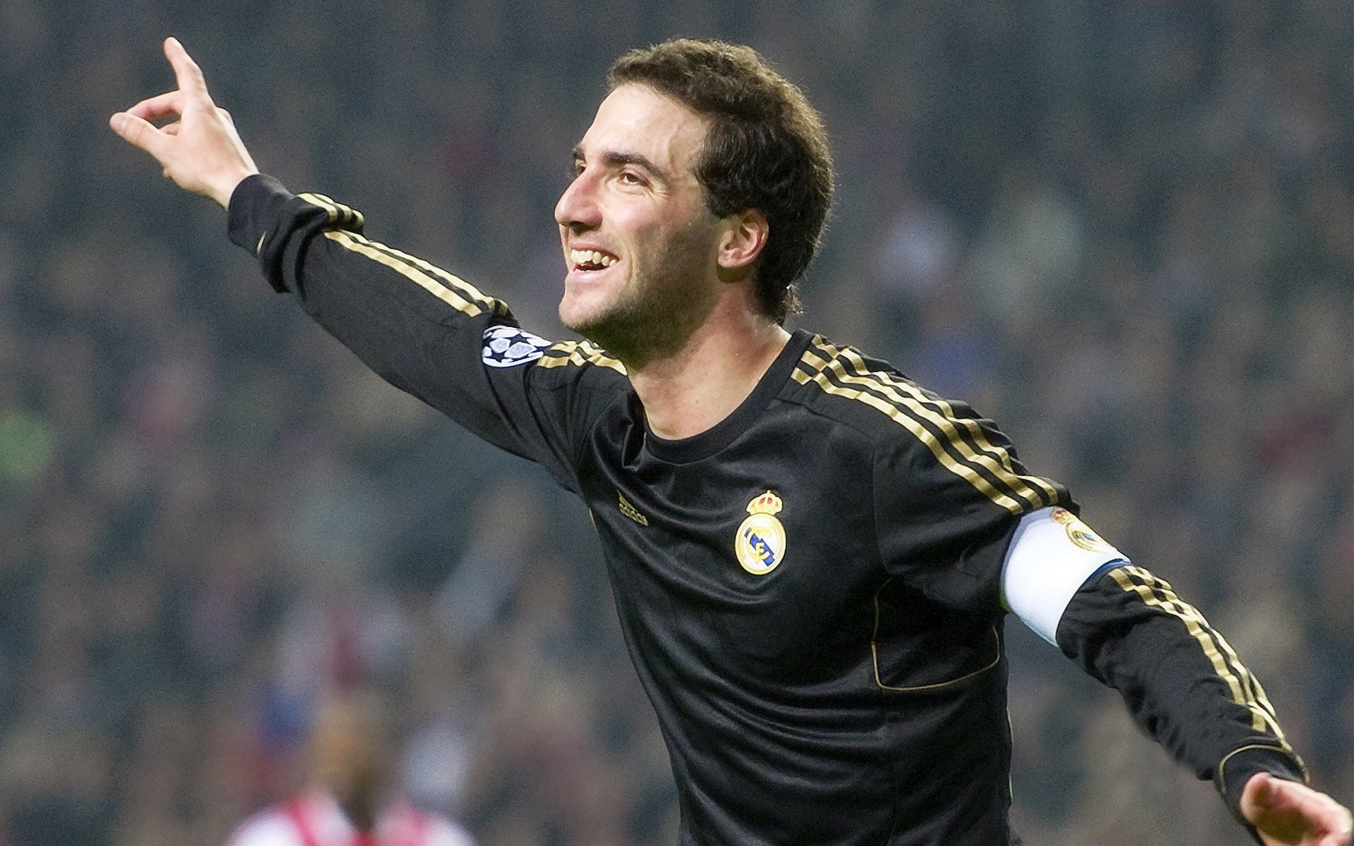 草根逆袭之夜，当F1的聚光灯，最终照亮那个沉默的影子